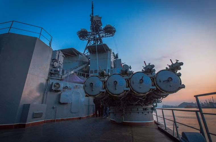 Cận cảnh một trong 2 bệ phóng ngư lôi 533mm đặt ở phía đuôi tàu khu trục.