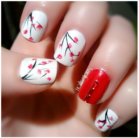 Bạn cũng có thể tạo điểm nhấn bằng cách sơn màu đỏ đậm cho móng tay ngón áp út. 