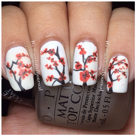 Lớp sơn nền màu trắng làm nổi bật họa tiết hoa đào. 