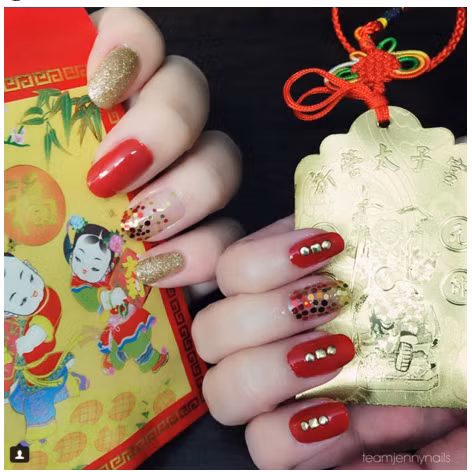 Đắp đá, sơn màu lấp lánh xen kẽ với sơn màu đỏ là cách nhiều cô gái làm điệu cho bàn tay ngày Tết.