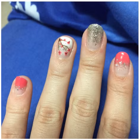 Họa tiết hoa đào được nhiều người yêu thích khi chọn mẫu vẽ móng ngày Tết. Bạn cũng có thể gây thêm sự chú ý bằng sơn ánh kim lấp lánh. 