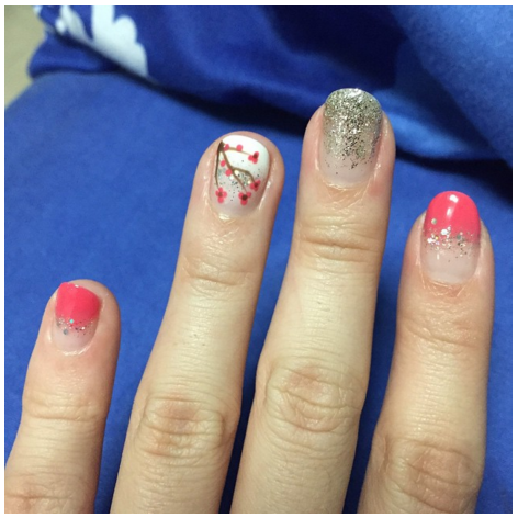 Họa tiết hoa đào được nhiều người yêu thích khi chọn mẫu vẽ móng ngày Tết. Bạn cũng có thể gây thêm sự chú ý bằng sơn ánh kim lấp lánh. 