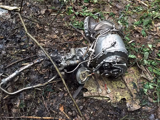 Sau khi đâm xuống đất, chiếc máy bay đã phát nổ và bốc cháy dữ dội. Trong ảnh là mảnh vỡ chiếc Su-27 tại hiện trường tai nạn.