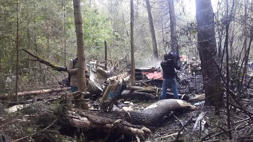 Khung cảnh hoang tàn tại nơi máy bay tiêm kích Su-27 rơi, nhiều cây cối gẫy đổ khi chiếc Su-27 tiếp đất và phát nổ.