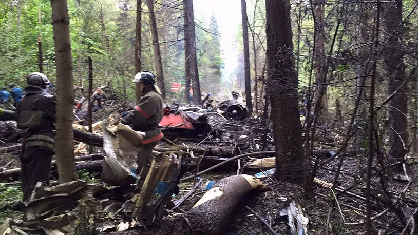 Hãng thông tấn TASS đã đăng chùm ảnh hiện trường vụ tai nạn thảm khốc chiến đấu cơ Su-27 của phi đội Hiệp sĩ Nga rơi ở quận Pushkino, tỉnh Moscow vào sáng ngày hôm qua (9/6).