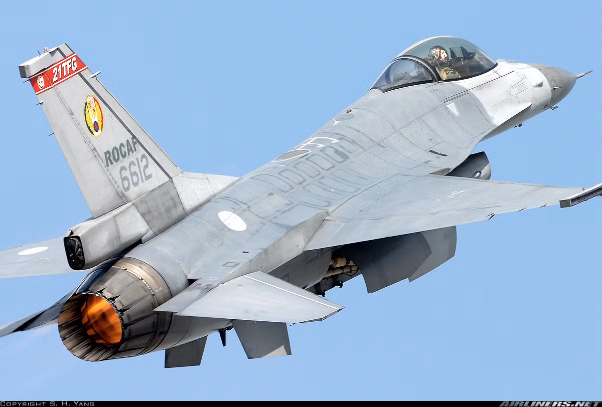 Phiên bản đầu tiên của dòng máy bay F-16 là F-16A/B (F-16A một chỗ ngồi và F-16B hai chỗ ngồi có thể phục vụ huấn luyện) sử dụng động cơ phản lực F100-PW-200 cung cấp lực đẩy 64,9kN và 106kN với đốt phụ lần hai. Động cơ này cho F-16 đạt tốc độ tối đa Mach 2, bán kính tác chiến (mang vũ khí) khoảng 500-600km.