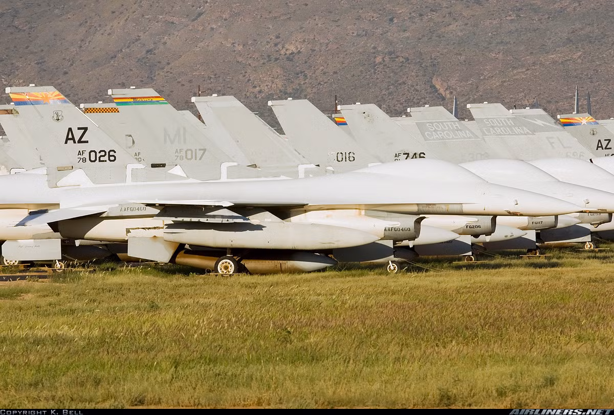 Như vậy, nếu Việt Nam quan tâm tới việc mua sắm chiến đấu cơ F-16 của Mỹ thì khả năng cao chúng ta chỉ được chọn những chiếc máy bay đang được lưu giữ tại căn cứ không quân David-Mothan (trung tâm lưu giữ máy bay đã qua sử dụng), nằm tại bang Azirona.