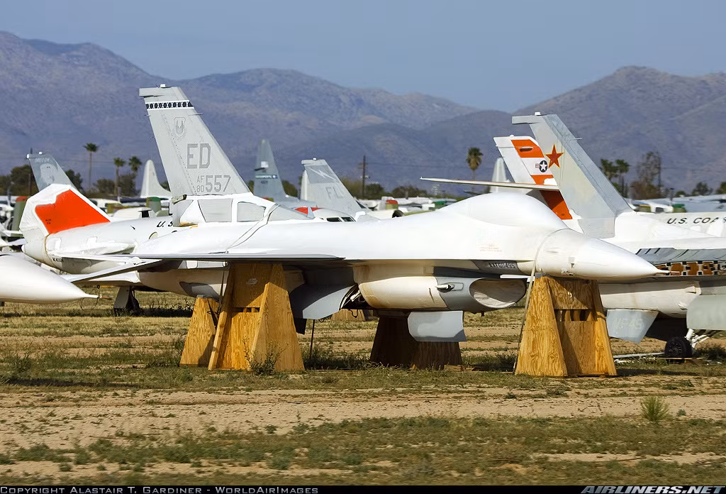 Khoảng 4.500 chiếc F-16 đã được chế tạo từ giữa những năm 1970 tới nay với nhiều phiên bản cải tiến lớn như F-16 A/B, F-16 C/D, F-16 E/F. Trong đó, riêng Quân đội Mỹ từng sử dụng tới 2.500 chiếc F-16A/B/C/D. Và hiện tại hầu như số F-16A/B (khoảng 500 chiếc) đã ngừng hoạt động, và thay mới bằng số F-16 C/D hiện đại hơn.