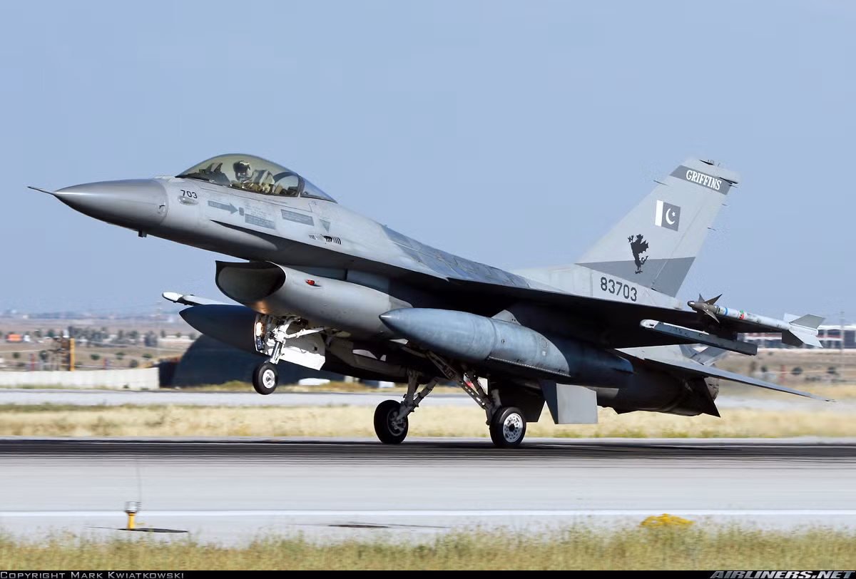 Có một điều đặc biệt là chiếc tiêm kích F-16 được phát triển dựa trên kinh nghiệm thu từ cuộc không chiến với các máy bay MiG-21 nhỏ gọn, lanh lợi của Không quân Việt Nam. Thực vậy, nó có kích cỡ nhỏ hơn hẳn các tiêm kích hạng nặng F-4 Phantom II mà Mỹ sử dụng phổ biến trong các cuộc xung đột, chiến tranh giai đoạn 1960-1970.