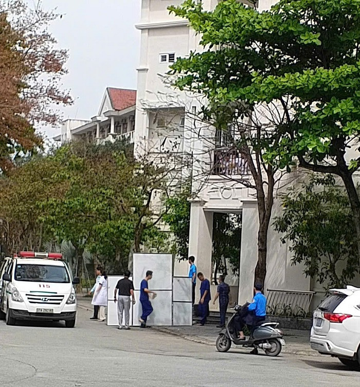 Lan can roi xuong san truong khien 3 nu sinh nhap vien cap cuu