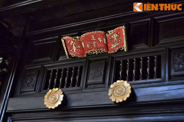 Hai Mắt cửa của nhà cổ Tấn Ký ở Hội An. Tại phố cổ Hội An, Mắt cửa là một dạng linh vật được treo trước nhà, có vai trò như mắt thần canh giữ cho ngôi nhà, đem đến sự an lạc, xua đuổi điều xấu xa.