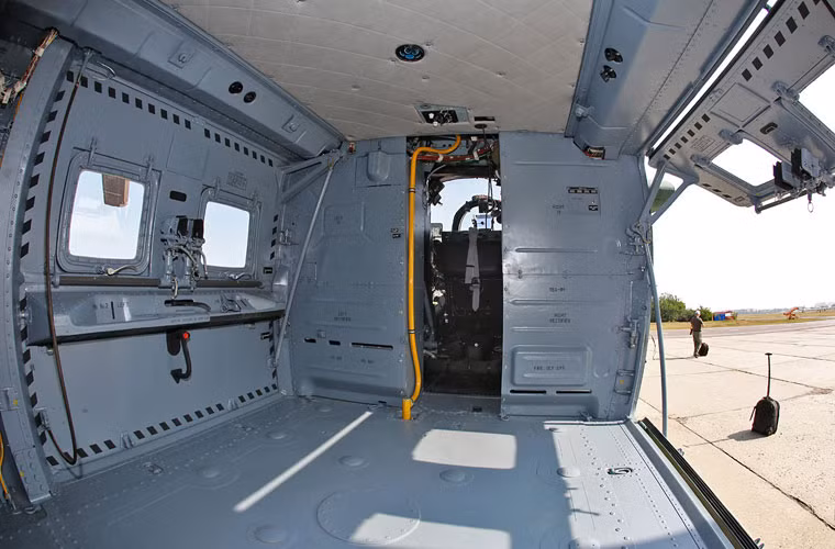 Mi-24PN đương nhiên vẫn giữ khả năng chở 7-8 lính có vũ trang ngay sau buồng lái phi công – pháo thủ. Đây là loại trực thăng tấn công hạng nặng duy nhất trên thế giới có khả năng này.