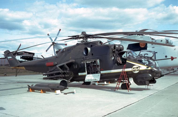 Về mặt hỏa lực, Mi-35M được trang bị cụm pháo GSh-23 cỡ 23mm nòng kép đặt ở trước mũi máy bay. Hai cánh nhỏ trên thân có khả năng mang 8 tên lửa chống tăng Ataka-V hoặc Shturm-V và tên lửa đối không Igla cùng các loại rocket, bom không điều khiển.