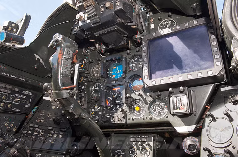 Cận cảnh khoang lái của phi công trực thăng Mi-24PN.