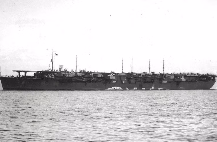 Tàu sân bay lớp Chitose (2 chiếc) được cải tạo từ tàu hỗ trợ hoạt động thủy phi cơ, lượng giãn nước 15.300 tấn, dài 192m, chở được 30 chiếc máy bay.