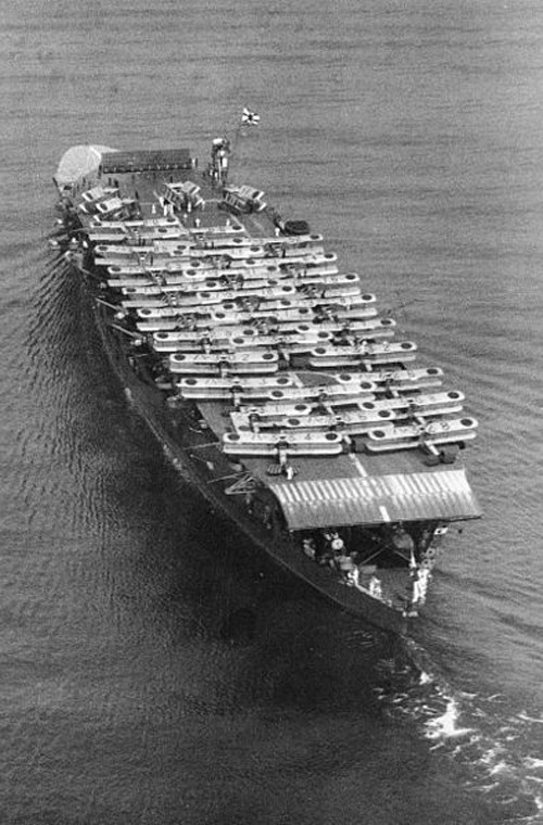 Tàu sân bay Akagi (số lượng 1) được chế tạo trên cơ sở cải tiến khung thân tuần dương hạm Amagi, lượng giãn nước 41.300 tấn, dài 260,67m. chở được 66 máy bay.