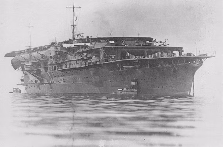 Tàu sân bay lớp Kaga (số lượng 1) được chế tạo trên cơ sở cải tiến khung thân thiết giáp hạm Tosa, lượng giãn nước 38.200 tấn, dài 247m, chở được 90 máy bay các loại.