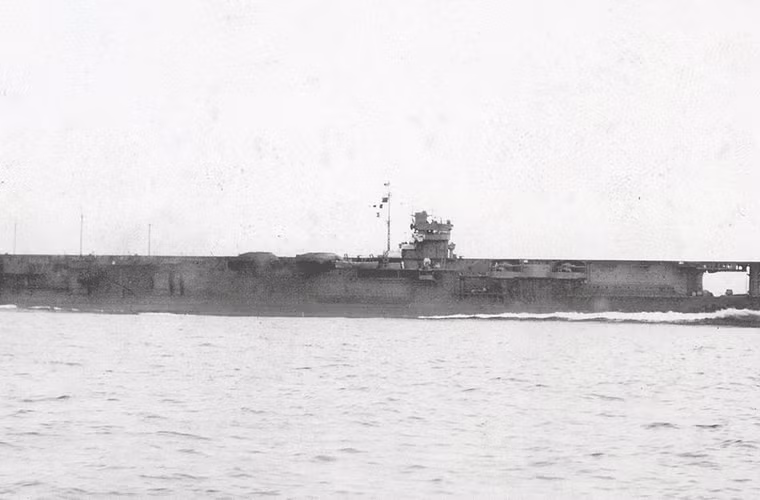 Tàu sân bay lớp Soryu (số lượng 2) có lượng giãn nước 19.100 tấn, dài 227,5m chở được 63 máy bay các loại. Còn chiếc "em" của nó là Hiryu có lượng giãn nước lớn hơn 20.570 tấn, chở nhỉnh hơn một máy bay.