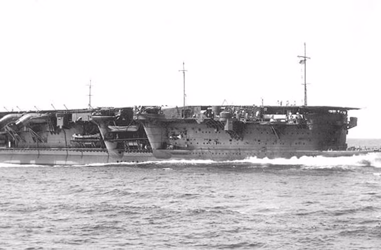 Tàu sân bay hạng nhẹ Ryujo (số lượng 1) có lượng giãn nước 10.150 tấn, dài 179m, chở được 48 máy bay.