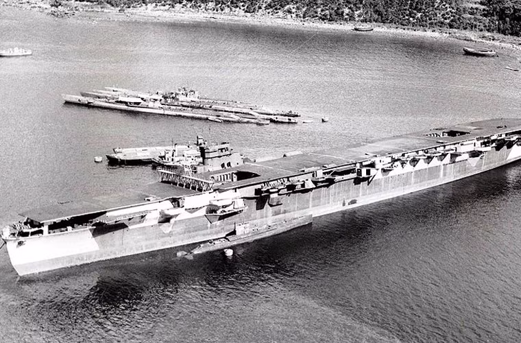 Tàu sân bay lớp Shokaku (số lượng 2) có lượng giãn nước 32.105 tấn, dài 257,5m, chở được 72 máy bay các loại.