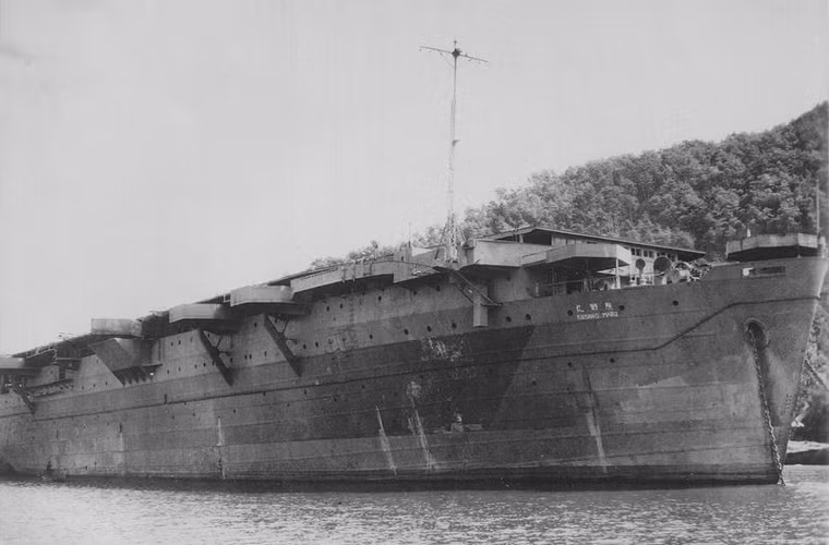 Tàu sân bay kiêm tàu đổ bộ Kumano Maru (số lượng 1) cỡ 8.000 tấn, chở được 8-37 máy bay tùy nhiệm vụ tác chiến.