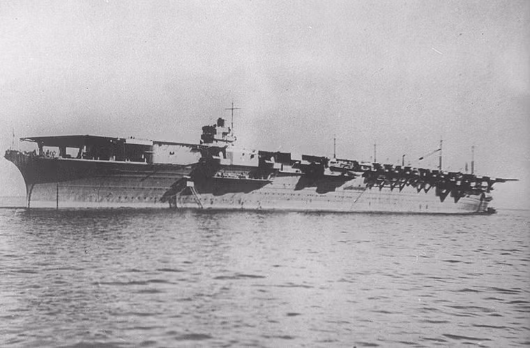 Tàu sân bay lớp Unryu (số lượng 3) có lượng giãn nước 17.480 tấn, dài 227,35m, chở được 40-50 máy bay các loại.