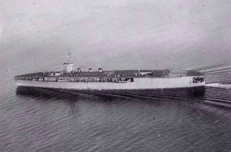 Ngoài hạm đội 11 tàu sân bay cỡ lớn, Nhật Bản còn trang bị 9 tàu sân bay hạng nhẹ. Ảnh: lớp Hosho (số lượng 1) có lượng giãn nước 9.494 tấn, dài 168,2m, chở được 15 máy bay.