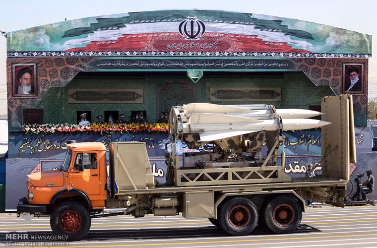 Bệ phóng tên lửa phòng không Mersad lắp ba đạn tên lửa Shahin (tầm bắn 45km) đặt trên xe tải Mercedes-Benz 2624 6x6 kéo qua lễ đài.