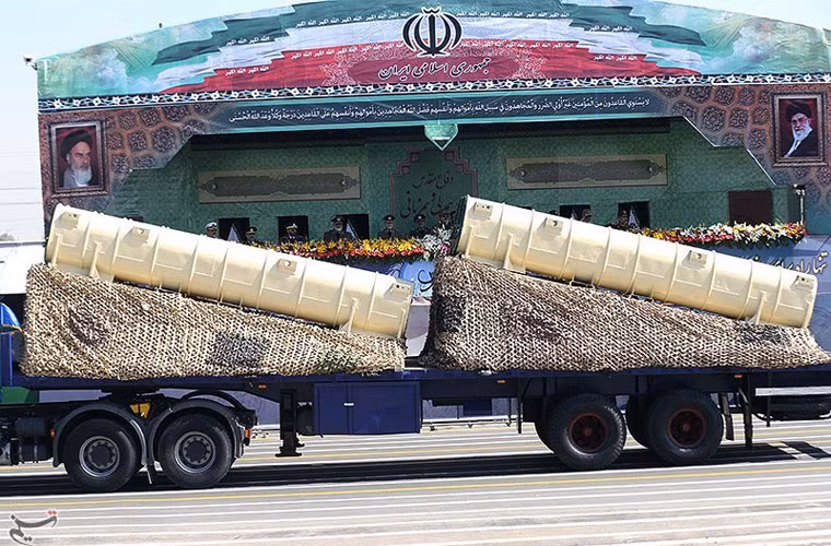 Ống phóng chứa đạn tên lửa Shahin và Shalamche. Có lẽ Quân đội Iran là quốc gia duy nhất khoe tất tần tật các thành phần tên lửa gồm bệ phóng, ống phóng đặt riêng rẽ thay vì gộp chung hoặc chỉ nên trình diễn một trong hai.