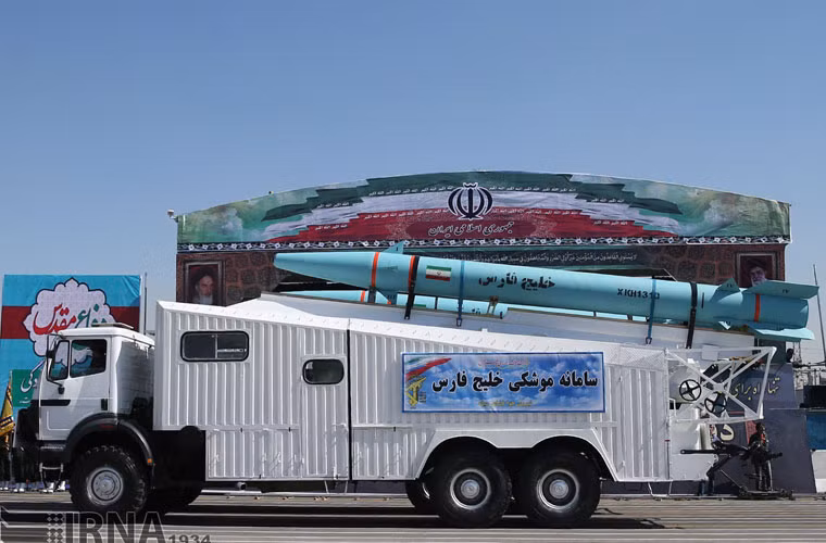 Như thường lệ, Quân đội Iran trong cuộc duyệt binh lần này khoe tới hàng chục loại vũ khí khác nhau với đủ tên gọi khiến người ta “mỏi mồm, sái quai hàm” đọc hết chúng. Ảnh: Tên lửa đạn đạo chống hạm Khalij Fars có tầm bắn 300km, mang đầu nổ 650kg. Tên lửa đặt trên chính cabin điều khiển hỏa lực.