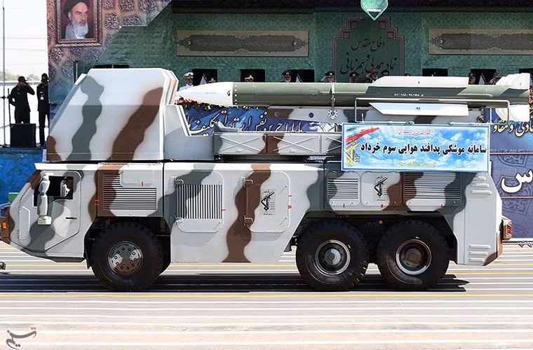 Xe phóng tự hành tổ hợp tên lửa phòng không Khordad thế hệ 3 mang các đạn tên lửa Taer-2 đạt tầm bắn 50km. Theo quảng cáo của iran, Khordar 3 có khả năng dẫn bắn nhiều tên lửa hạ 4 mục tiêu cùng lúc.