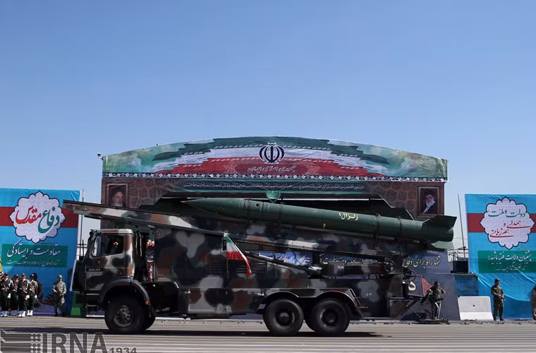 Đạn pháo phản lực hạng nặng Zelzal-1 có tầm bắn 150km đặt trên xe Mercedes-Benz 2631 Actros.