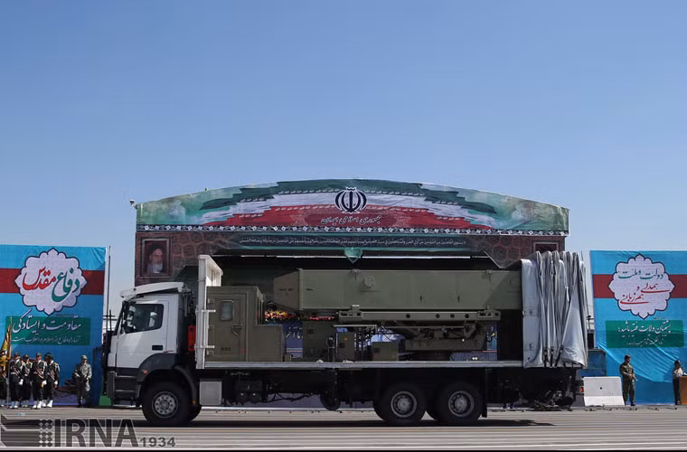 Xe phóng tự hành tên lửa hành trình phòng thủ bờ biển Qader/Noor có tầm bắn khoảng 300km.