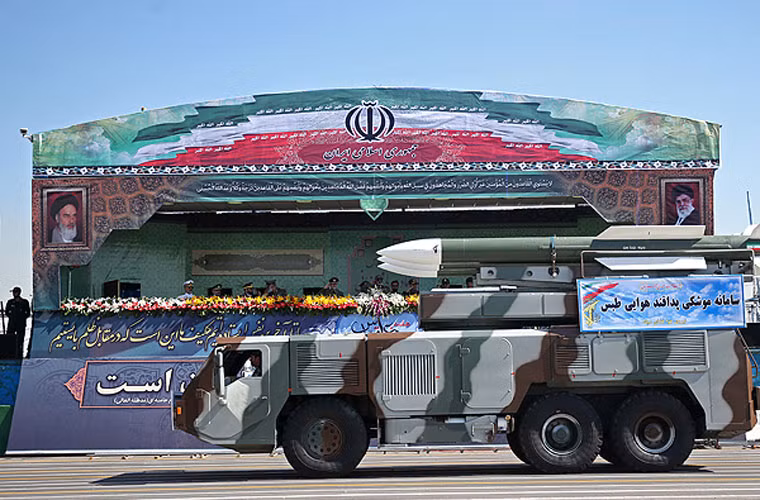 Xe phóng tự hành tổ hợp tên lửa Tabas cũng mang 3 tên lửa Taer-2. Điểm khác so với Khordad là nó không được trang bị radar mạng pha phía trước bệ phóng tên lửa.