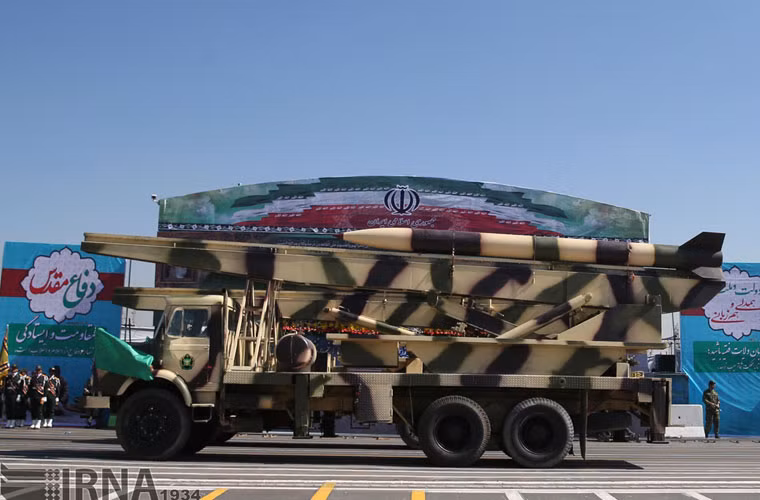 Đạn phản lực hạng nặng Naze'at 10-H cỡ 457mm đạt tầm bắn 110-130km, đầu nổ nặng 230kg.