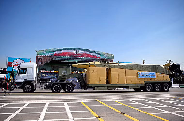 Cuộc duyệt binh khoe hàng loạt vũ khí tối tân diễn ở Tehran hôm 22/9 nhân kỷ niệm 35 năm ngày mở màn cuộc chiến tranh Iran-Iraq. Ảnh: Tên lửa đạn đạo tầm trung Ghadr-H đặt trên rơ moóc và được xe đầu kéo dân sự kéo diễu qua lễ đài duyệt binh. Tầm bắn của loại tên lửa này vào khoảng 1.800-2.000km.