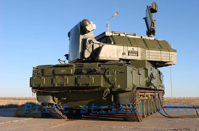 Trên xe chiến đấu 9A331 được tích hợp cabin lái đặt ở phía trước và tháp pháo đặt ở trung tâm chứa các hộp đạn tên lửa. Phía trước và sau tháp trung tâm trang bị các hệ thống radar trinh sát, dẫn bắn. Theo một số nguồn tin rò rỉ, tổ hợp Tor-M2U có thể theo dõi cùng lúc đến 40 mục tiêu, tự động đánh giá mức độ nguy hiểm của từng loại lên phương án đánh chặn. Đài radar có thể dẫn bắn cùng lúc vào 4 mục tiêu với số lượng đạn tên lửa không giới hạn.