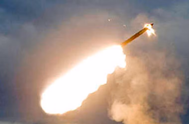 Đặc biệt, Tor-M2U có khả năng bắn loạt ngắn 3 quả đạn chỉ trong 5 giây. Tên lửa 9M331 được thiết kế đặc biệt để chống lại các mục tiêu có khả năng thao diễn và tiết diện phản xạ tín hiệu radar nhỏ (ví dụ như máy bay tàng hình, tên lửa hành trình, bom lượn thông minh).