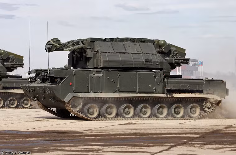 Khả năng tác chiến cực mạnh kết hợp với tính năng “vừa đi vừa bắn” khiến tổ hợp tên lửa phòng không Tor-M2U vốn đã nguy hiểm, nay càng nguy hiểm hơn.