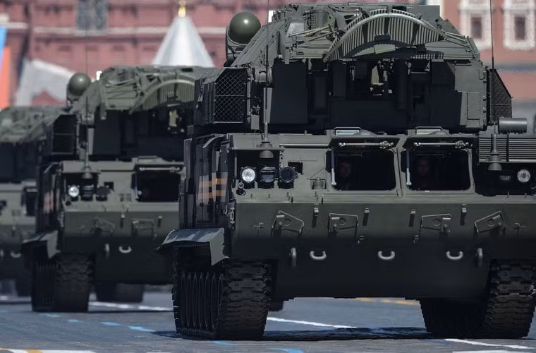 Các chuyên gia Almaz-Antey nhận định, khả năng phóng tên lửa trong tình trạng hành tiến của Tor-M2U là bước tiến mang tính bước ngoặt trong chiến thuật phòng không tầm thấp. Nhờ khả năng mới, Tor-M2U có khả năng tạo ô phòng không lục quân, bảo vệ các phương tiện di chuyển trên mặt đất trước các đòn tấn công của đối phương.