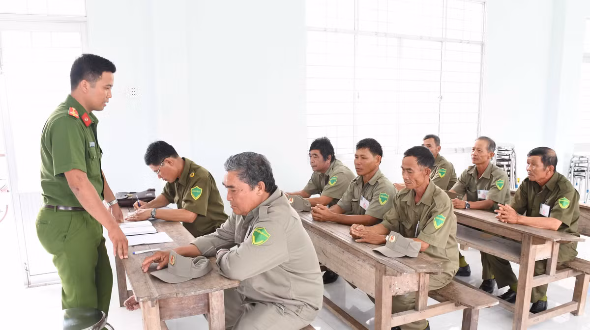 Về điều khoản thi hành, khoản 1 sửa đổi, bổ sung Điều 44 của Luật Tổ chức Cơ quan điều tra hình sự để đảm bảo đồng bộ, thống nhất với việc bổ sung trách nhiệm kiểm tra, xác minh sơ bộ tố giác, tin báo về tội phạm đối với Công an xã nêu tại khoản 1 Điều 1 của Luật.