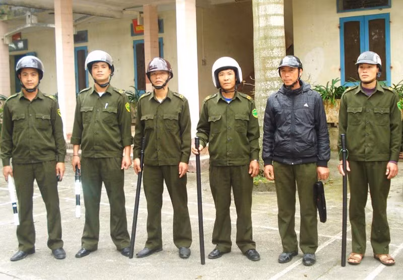 Điều 44 về trách nhiệm của Công an xã, phường, thị trấn, đồn công an nêu rõ: Công an xã, phường, thị trấn, đồn công an có trách nhiệm tiếp nhận tố giác, tin báo về tội phạm, lập biên bản tiếp nhận, tiến hành kiểm tra, xác minh sơ bộ và chuyển ngay tố giác, tin báo về tội phạm kèm theo tài liệu, đồ vật có liên quan cho cơ quan điều tra có thẩm quyền.