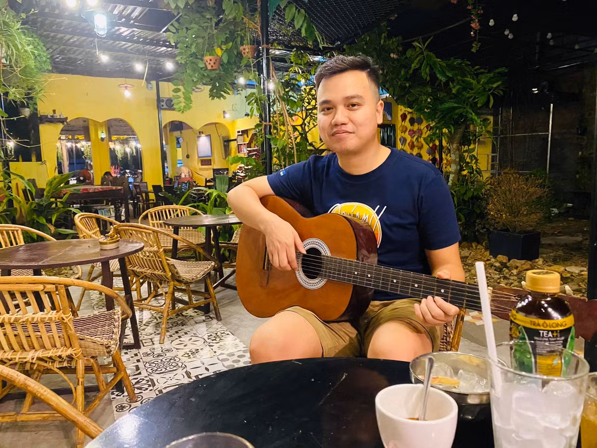 Chuyện Mẫn bị bắt xôn xao thị trấn Tiên Kỳ. Nhiều người dân địa phương không rõ Mẫn làm nghề gì, chỉ thấy suốt ngày ở nhà. Điều kiện kinh tế của gia đình Mẫn cũng bình thường, nhưng họ thấy nam thanh niên này sắm ôtô, xây khách sạn lớn ở thị trấn. Mẫn được nhận xét là người hiền lành, hòa đồng với mọi người.