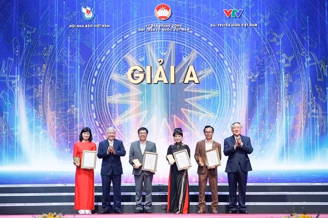 Trao giai bao chi toan quoc phong, chong tham nhung, tieu cuc-Hinh-2