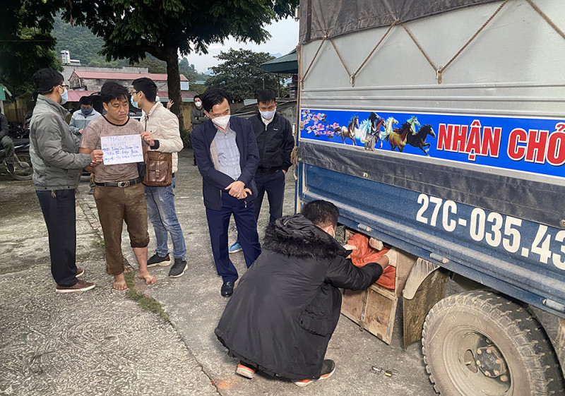  Bắt 3 đối tượng vận chuyển 40 bánh heroin: Công an tỉnh Lào Cai đã bắt giữ 3 đối tượng về hành vi mua bán trái phép chất ma tuý. Các đối tượng gồm: Thào A Sì (SN 1979); Tráng Seo Sang (SN 1996) và Ma Seo Quáng (SN 1993). Quá trình khám xét đã thu giữ vật chứng là 40 bánh heroin, 1 xe ô tô tải, 1 dao nhọn, 2 điện thoại di động, hơn 12 triệu đồng và một số tài liệu có liên quan.