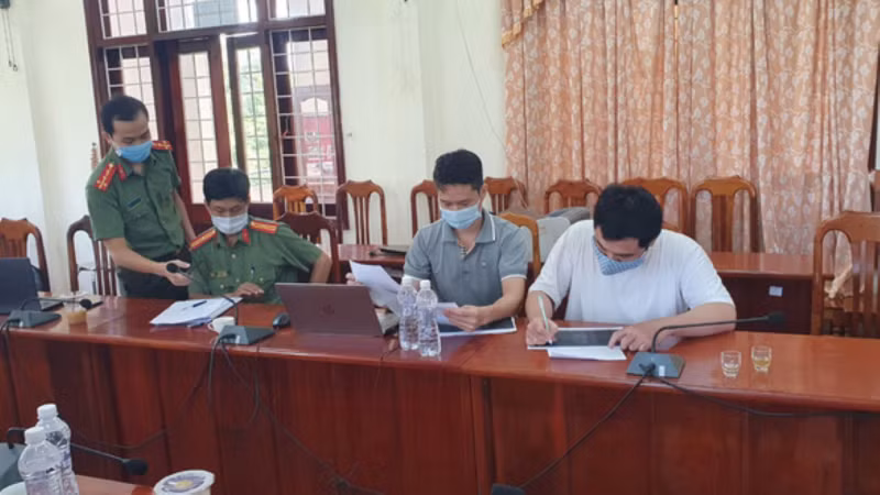  Khởi tố 2 đối tượng tấn công mạng Báo Điện tử VOV: Công an tỉnh Quảng Nam khởi tố bị can Huỳnh Phước Mẫn (31 tuổi) về hành vi tấn công DDoS (từ chối dịch vụ) vào website VOV.VN của Đài Tiếng nói Việt Nam. Công an tỉnh Bình Định cũng khởi tố bị can Vương Quốc Thịnh (SN 1998) vì tấn công 23 website, trong đó có Báo Điện tử VOV.