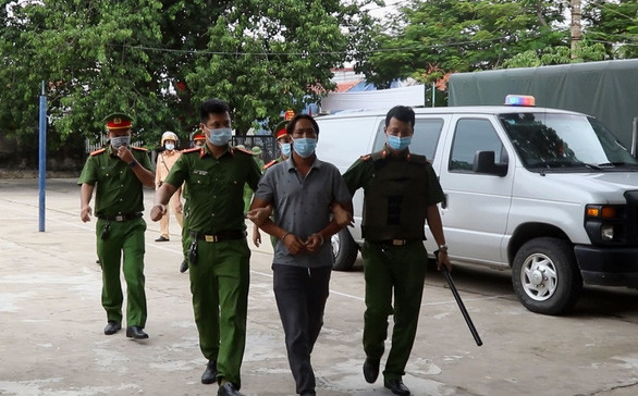  Giám đốc buộc ngư dân và thương lái phải nộp phí "bảo kê": Công an tỉnh Quảng Bình khởi tố thêm tội cưỡng đoạt tài sản với Phan Sinh Thành, Giám đốc Công ty TNHH thương mại dịch vụ Thành Phát, huyện Quảng Trạch và một đồng phạm. Trước đó, Thành và một số đồng phạm bị khởi tố về tội "cố ý gây thương tích" vì đánh đập ngư dân trên một số tàu cá đánh bắt trên vùng biển Quảng Trạch. 