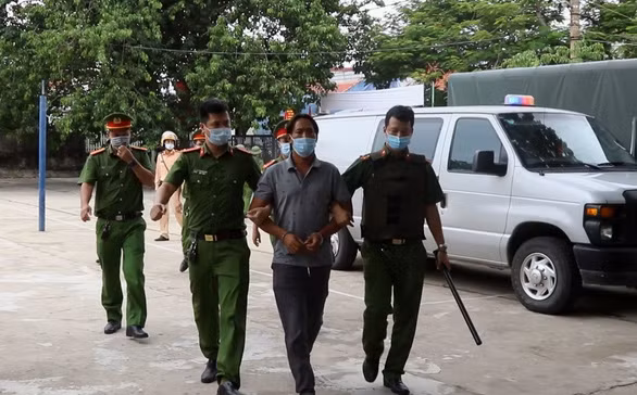  Giám đốc buộc ngư dân và thương lái phải nộp phí "bảo kê": Công an tỉnh Quảng Bình khởi tố thêm tội cưỡng đoạt tài sản với Phan Sinh Thành, Giám đốc Công ty TNHH thương mại dịch vụ Thành Phát, huyện Quảng Trạch và một đồng phạm. Trước đó, Thành và một số đồng phạm bị khởi tố về tội "cố ý gây thương tích" vì đánh đập ngư dân trên một số tàu cá đánh bắt trên vùng biển Quảng Trạch. 