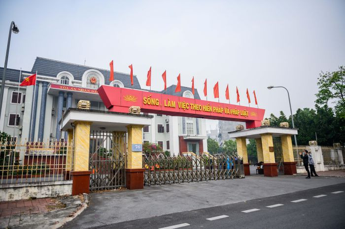 Sáng 17/11, TAND tỉnh Thái Bình mở phiên tòa xét xử Nguyễn Xuân Đường (Đường "Nhuệ", 50 tuổi), Nguyễn Thị Dương (41 tuổi, vợ Đường) cùng 5 bị cáo về tội Cưỡng đoạt tài sản theo Điều 170 Bộ luật Hình sự 2015. Trong vụ án này, vợ chồng Đường "Nhuệ" bị xét xử với khung hình phạt 12-20 năm tù.