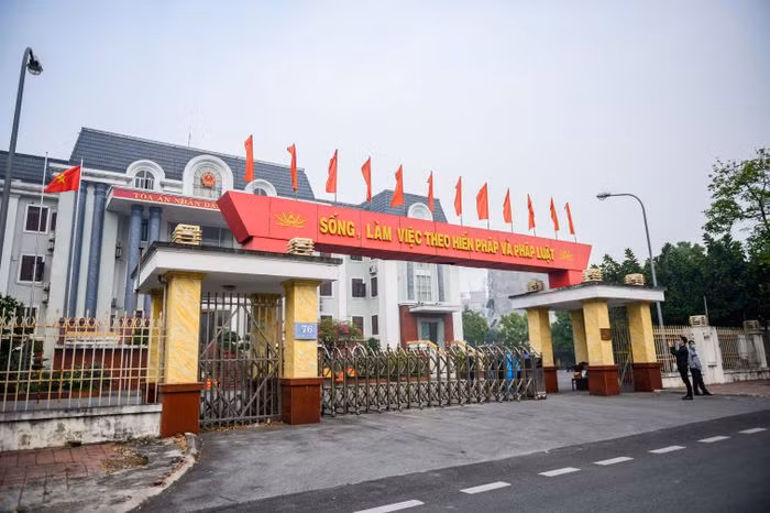 Sáng 17/11, TAND tỉnh Thái Bình mở phiên tòa xét xử Nguyễn Xuân Đường (Đường "Nhuệ", 50 tuổi), Nguyễn Thị Dương (41 tuổi, vợ Đường) cùng 5 bị cáo về tội Cưỡng đoạt tài sản theo Điều 170 Bộ luật Hình sự 2015. Trong vụ án này, vợ chồng Đường "Nhuệ" bị xét xử với khung hình phạt 12-20 năm tù.